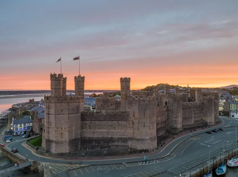 夕日に照らされた城の外観
