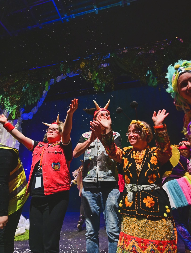 衣装を着たステージ上の人々。