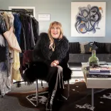 La créatrice de mode Jayne Pierson dans son atelier