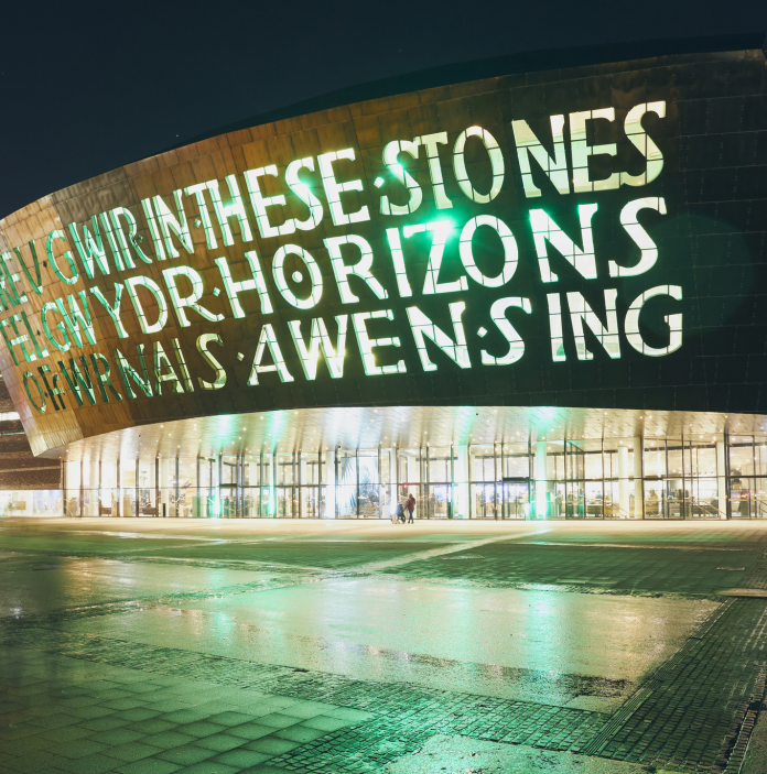 l’extérieur du Wales Millennium Centre de nuit.