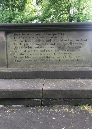 碑文に覆われた古墳 