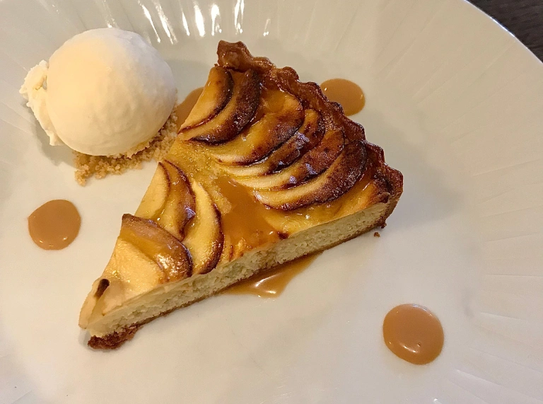 Warme Apfel-Calvados Tarte.