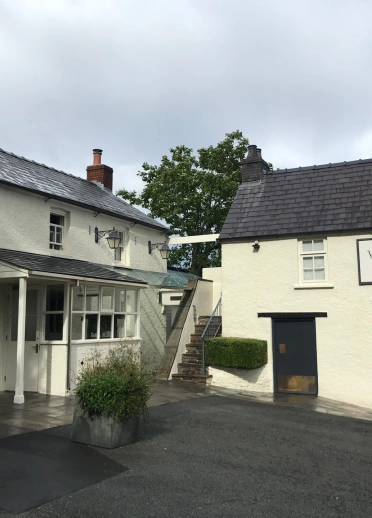 Außenansicht eines weißen Gebäudes aus Stein.