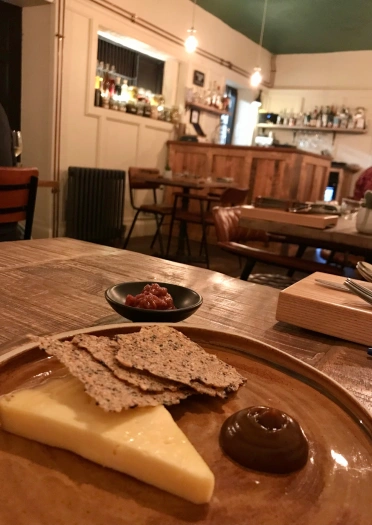 Caerffili-Käse von Caws Cenarth, gebrannter Apfel und Cräcker mit Körnern.