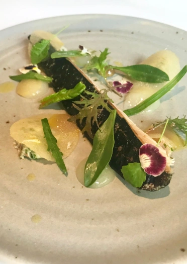 Mit Mädesüß gepökelte Makrele: Makrele, Apfel, Mädesüßbeize, knackige Blätter.