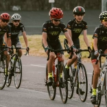 Des cyclistes sur une piste cyclable en plein air
