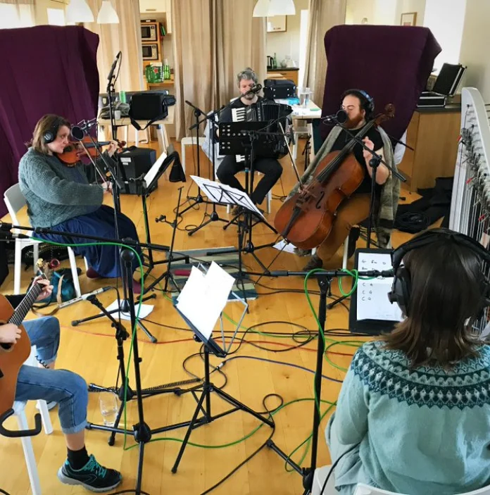 輪になって楽器を演奏するミュージシャンのグループ。