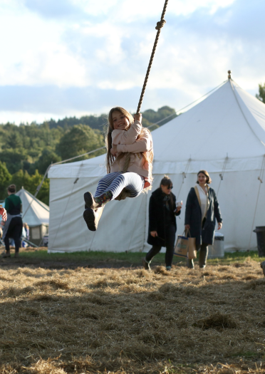 「グッド・ライフ・エクスペリエンス」にて、ターザンロープに乗る女の子