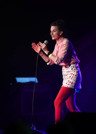 舞台に立つコメディアン、マハンレス・コメディ・フェスティバル