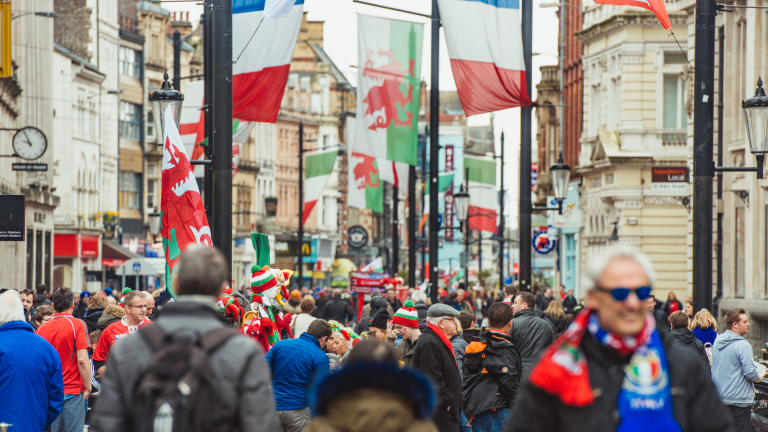 Une rue animée du centre-ville de Cardiff un jour de match international de rugby.