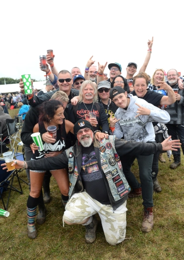 Grŵp o bobl mewn gŵyl.