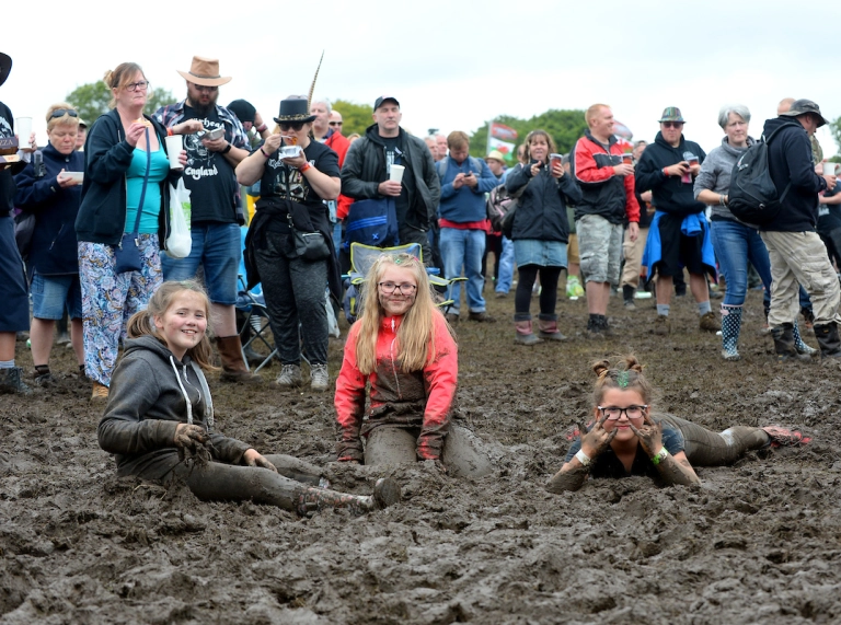 Merched yn y mwd yn Steelhouse.