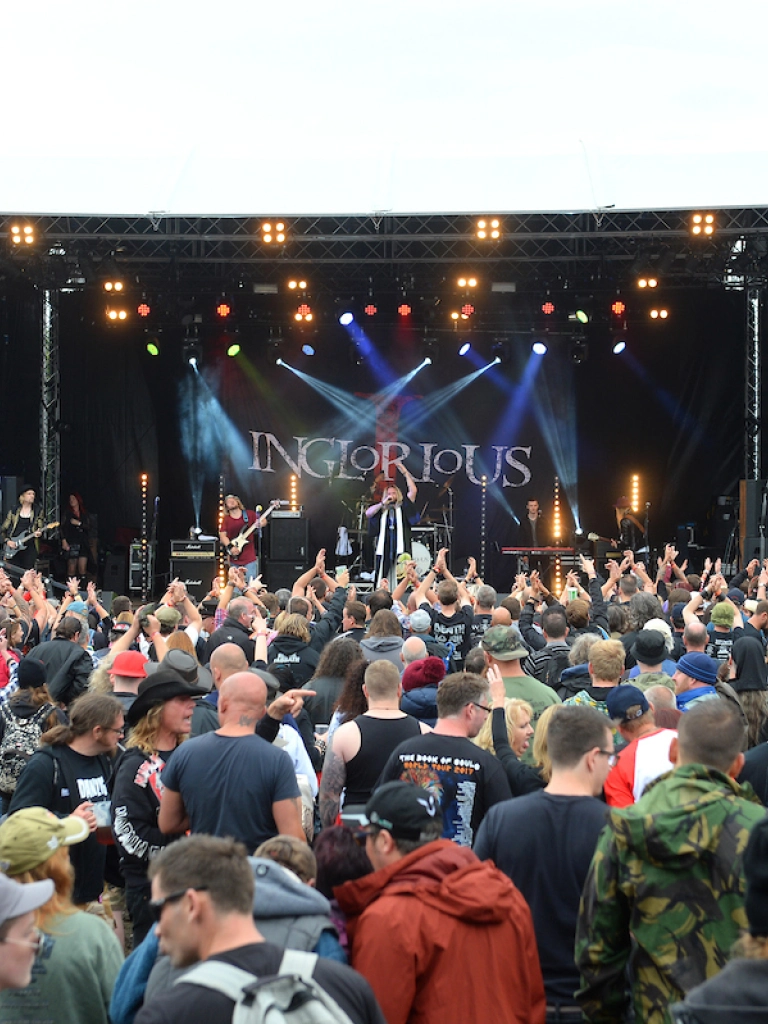 Tyrfa fawr o flaen llwyfan yr ŵyl.