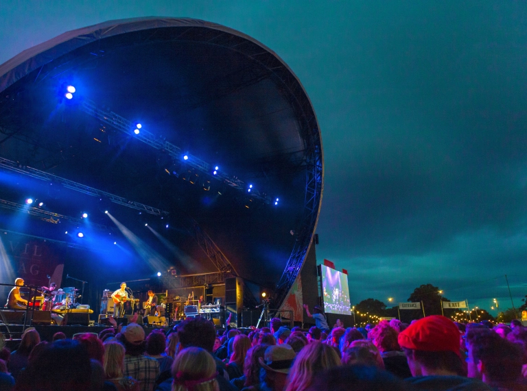 ステージと観客、グリーン・マン・フェスティバルの夜