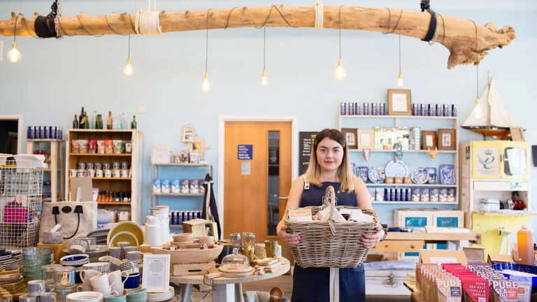 Empleado con cesto en tienda Halen Mon 