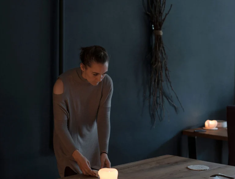 mujer poniendo la mesa en el restaurante